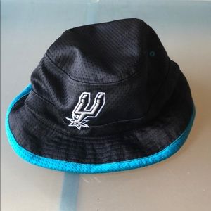 Reversible Mitchell & Ness Spurs bucket hat